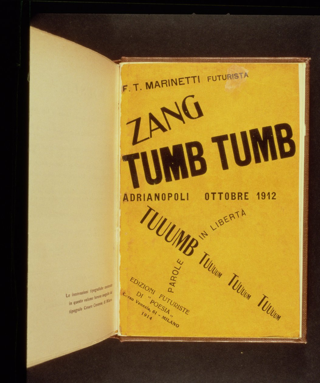 Obálka knihy `Zang Tumb Tumb`, kterou napsal a navrhl F. T. Marinetti (1876-1944) 1914 od Filippo Tommaso Emilio Marinetti