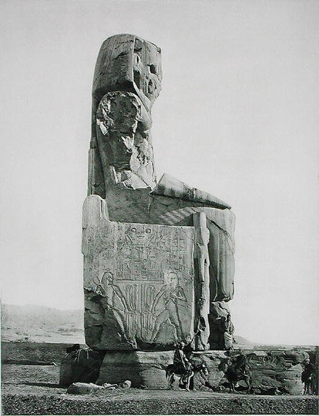 Kolosální socha, Chrám Amenhotepa III (asi 1417-1379 př. n. l.) Théby, publikováno kolem roku 1900 (fotogravura) od Fils Goupil