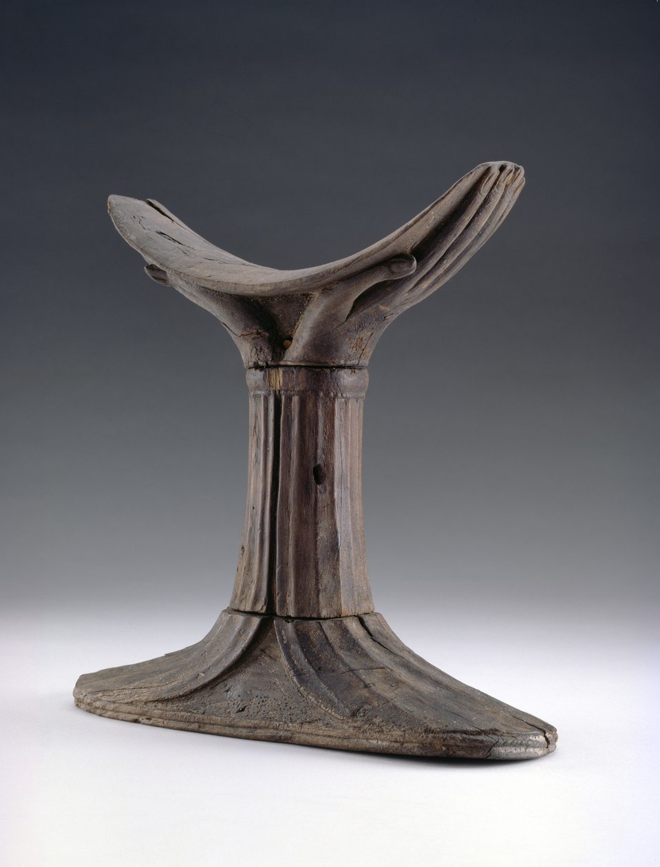 Dřevěná opěrka hlavy, hlavice vyřezaná ve tvaru páru sepjatých rukou dřevo od First Intermediate Period Egyptian