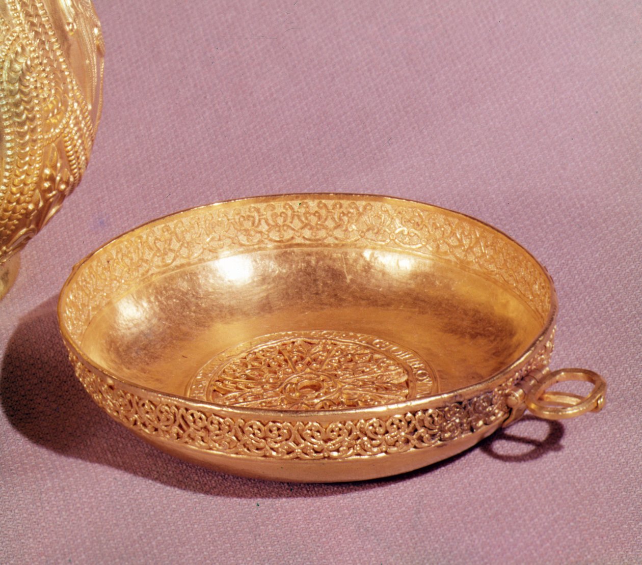 Mísa ze Szentmiklos, Rumunsko, 8.-9. století (zlato) od First Bulgarian Kingdom