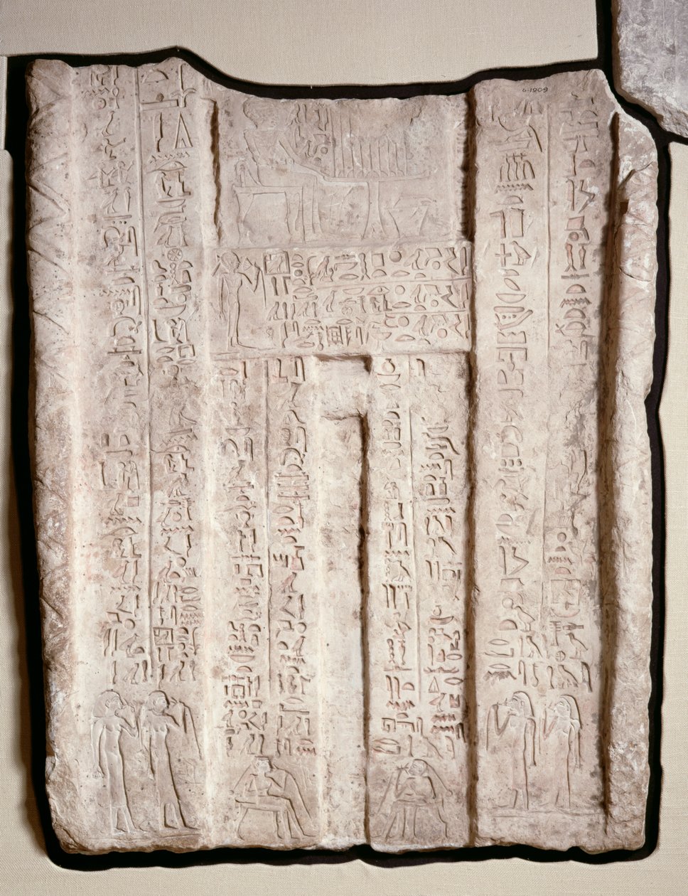 Falešné dveře z hrobky Hemi-Re, kněžky Hathor (vápenec s pigmentem) od First Intermediate Period Egyptian