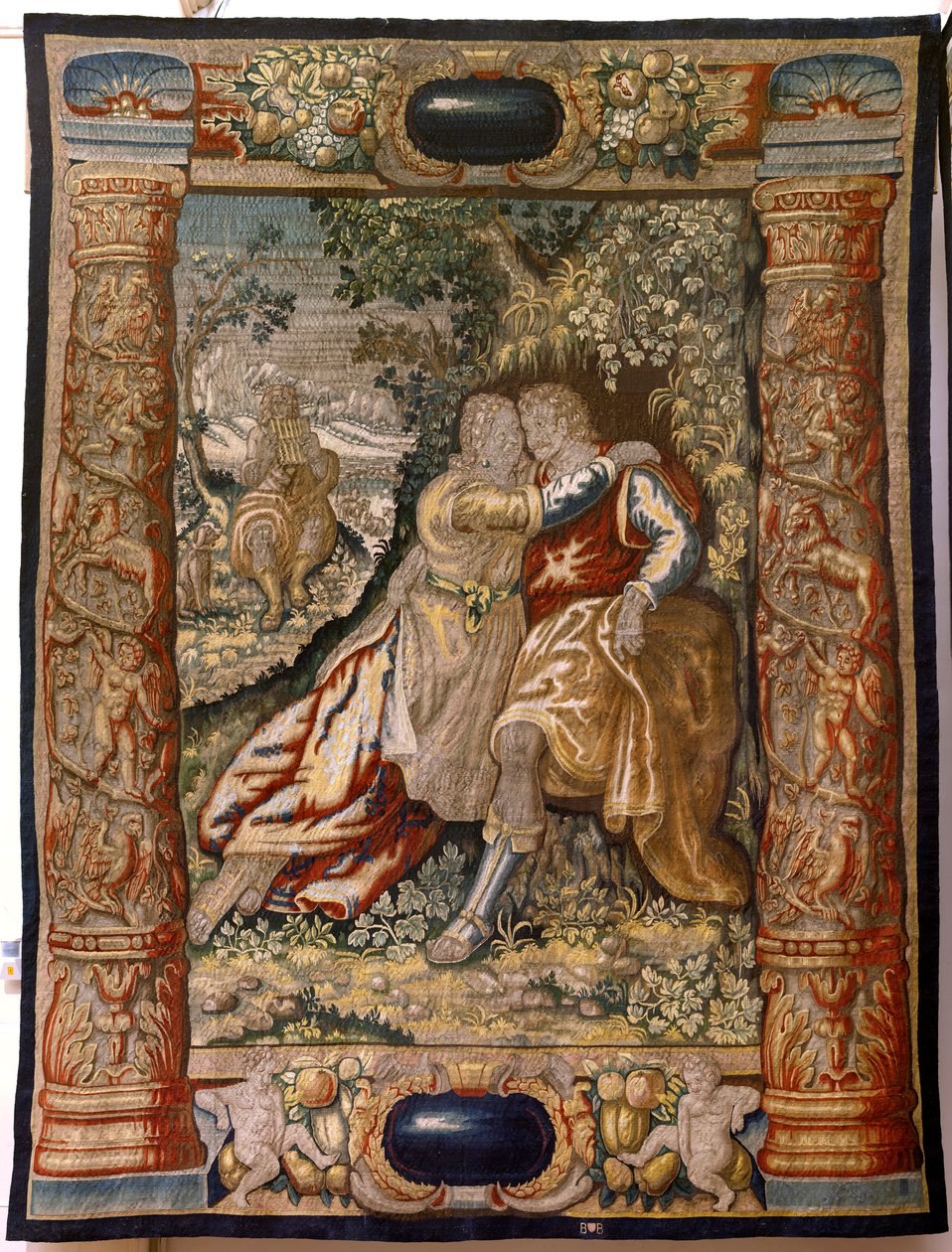 Vlámský gobelín. Řada Galantry (Galante). Pár s hudebníkem (Pareja con músico). Manufacture Brussels, počátek 17. století. Tkanina Hedvábí a vlna, 5/6 osnovy na cm. Rozměr 348 x 263 cm. Umístění Kostel San Millán de la Cogolla, Oncala (Soria). Původ od Flemish School