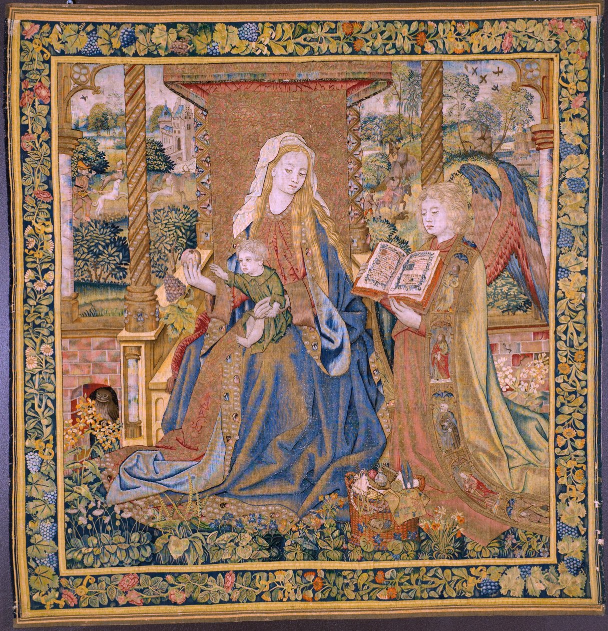 Vlámský gobelín. Panna s dítětem a anděly (Panna s dítětem a andělem, Marie se setkala s Kind in engelen). Cca od Flemish School