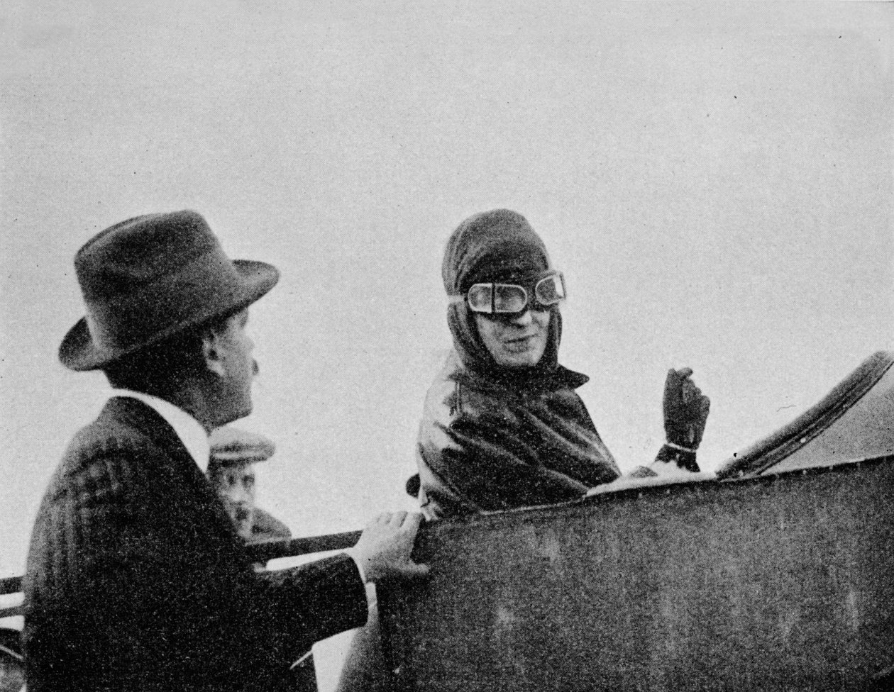 Slečna Trehawke-Daviesová na sedadle spolujezdce jednoho ze svých jednoplošníků Bleriot, 1913 1934 od Flight Photo