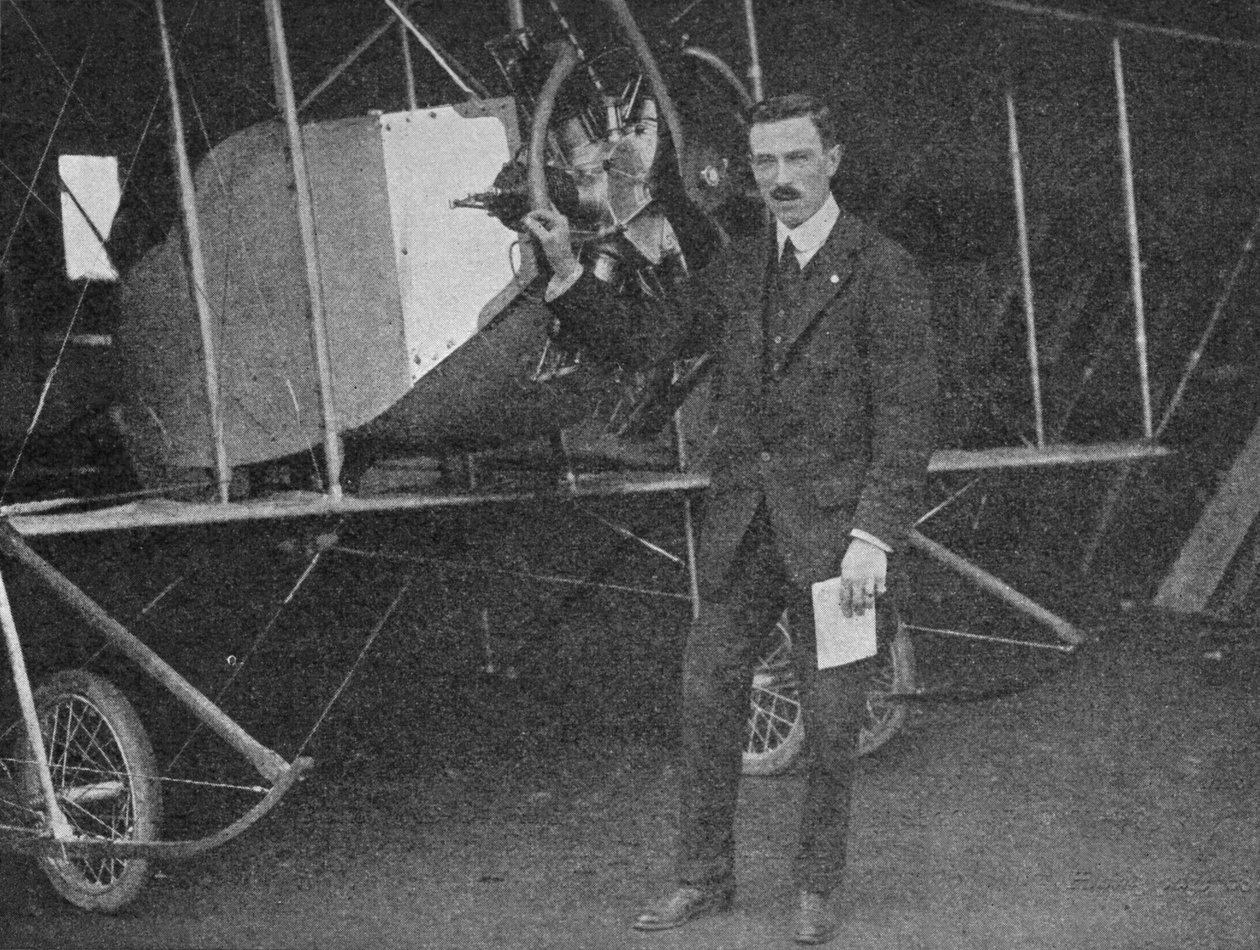 Jeden z nejlepších instruktorů: Lewis WF Turner stojící u cvičného dvouplošníku Caudron, 1913 1934 od Flight Photo
