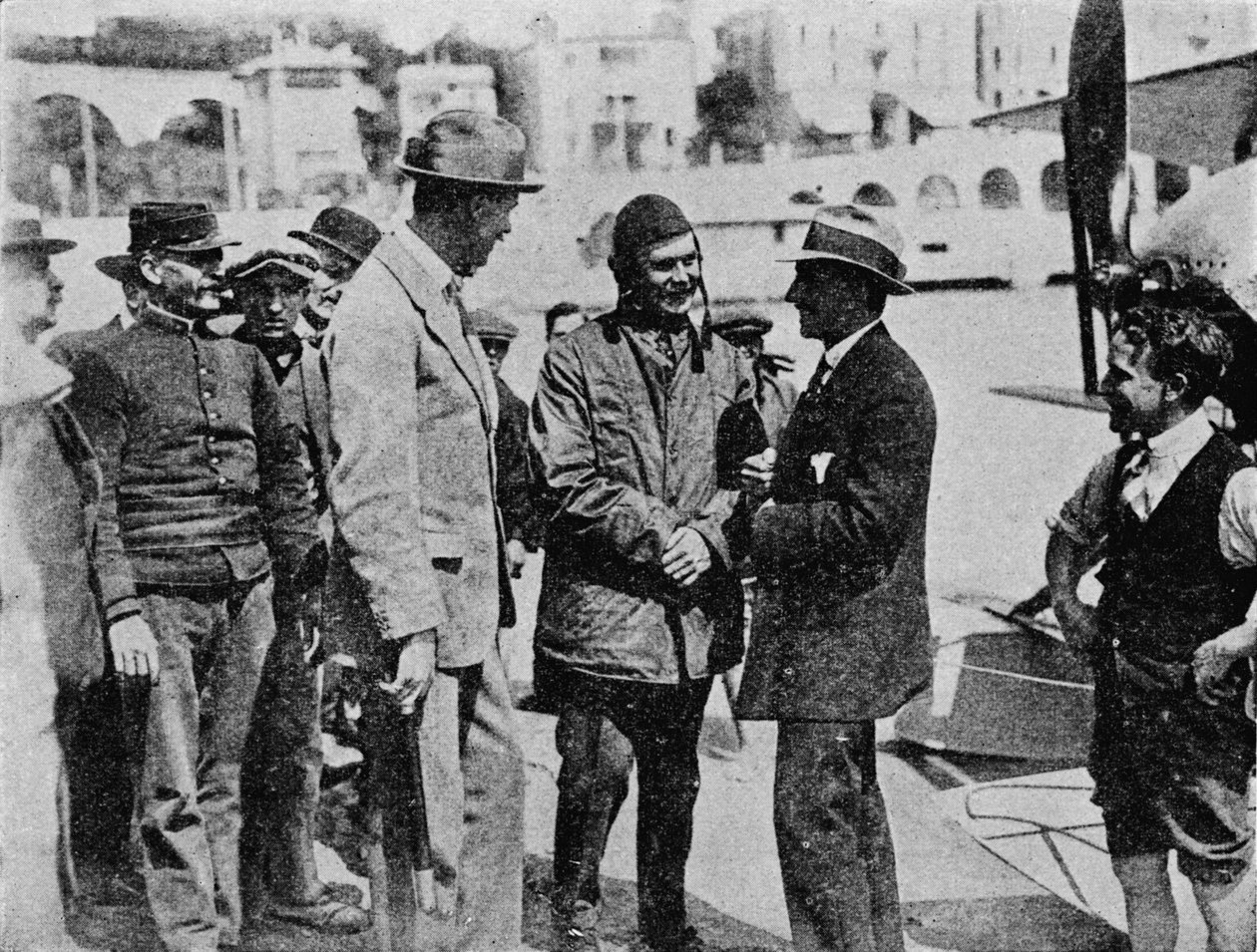 Schneider Trophy: Howard Pixton mluví s Jacquesem Schneiderem po jeho vítězství, 1914 1934 od Flight Photo