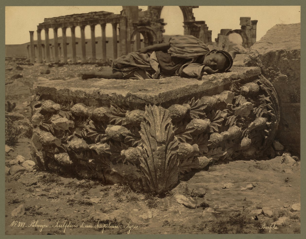 Pohled na Velkou kolonádu, Palmýra, kolem roku 1875 (tisk alba) od Félix Bonfils