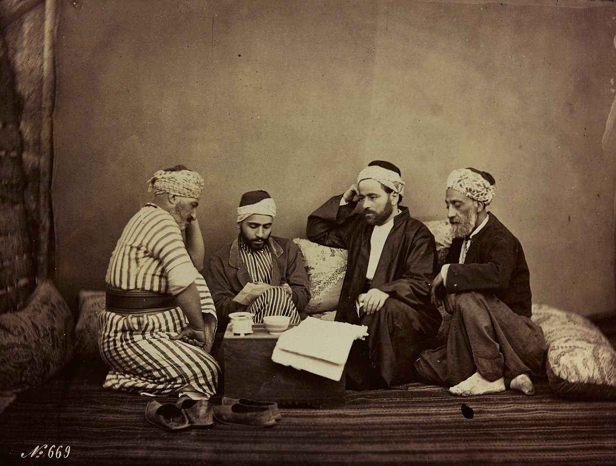 Album Damas et Baalbek : Skupina Syřanů sedících kolem stolu od Félix Bonfils
