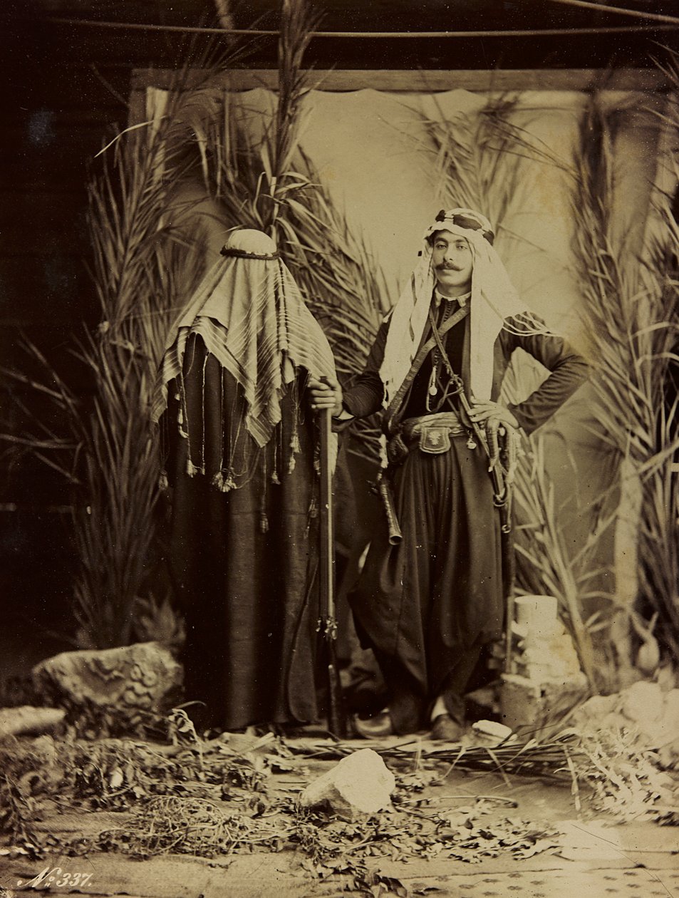 Album Damas et Baalbek: Syrský pár v tradičním oblečení od Félix Bonfils