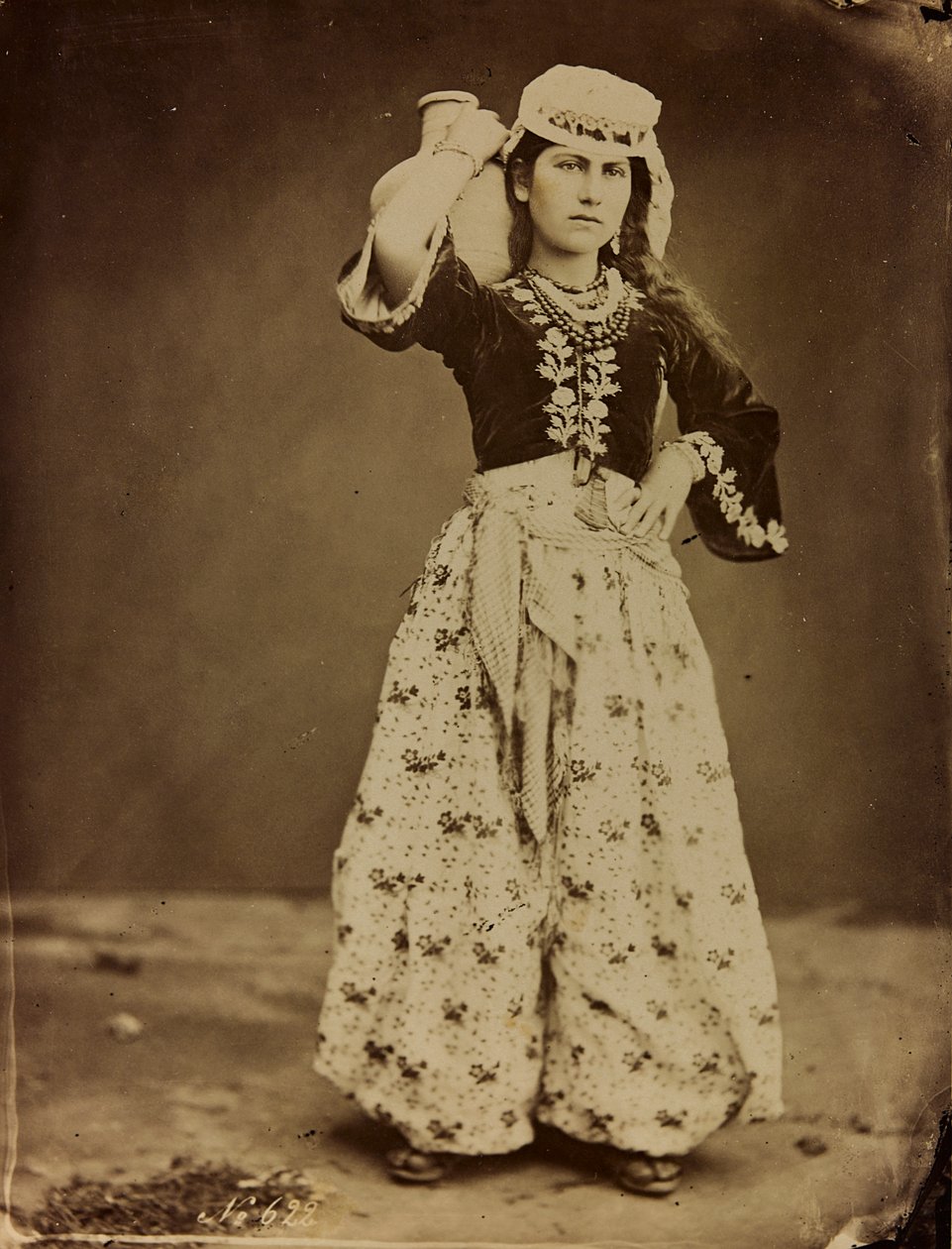 Album Damas et Baalbek: Mladá syrská žena v tradičním oblečení od Félix Bonfils