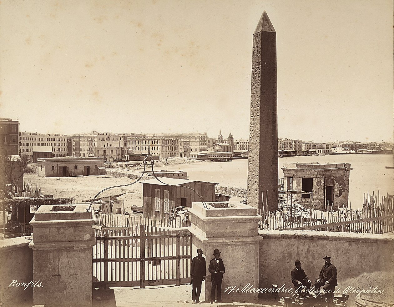 Alexandrie, Egypt: Obelisk Kleopatry, se čtyřmi muži pózujícími pro fotografii od Félix Bonfils