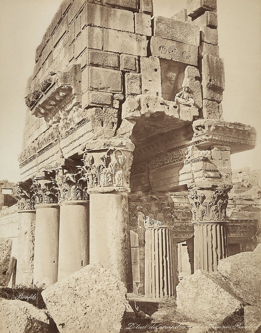 Detail pronaos chrámu Bakchus, v archeologické zóně Heliopolis nebo Baalbek, starověké syrské město, nyní Libanon od Félix Bonfils