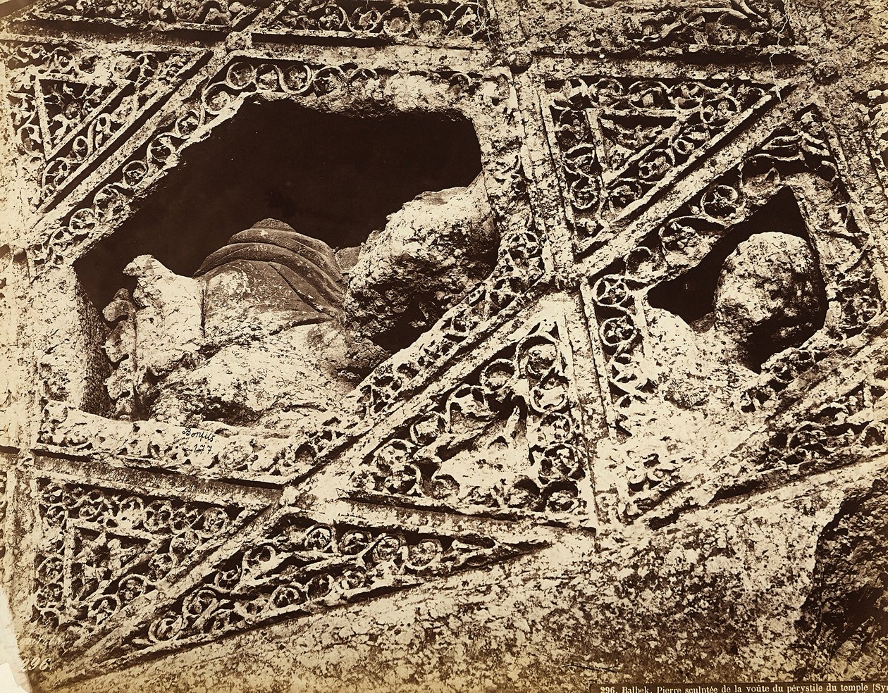 Detail sochařské výzdoby v chrámu, v archeologické zóně Heliopolis nebo Baalbek, starověké syrské město, nyní Libanon od Félix Bonfils