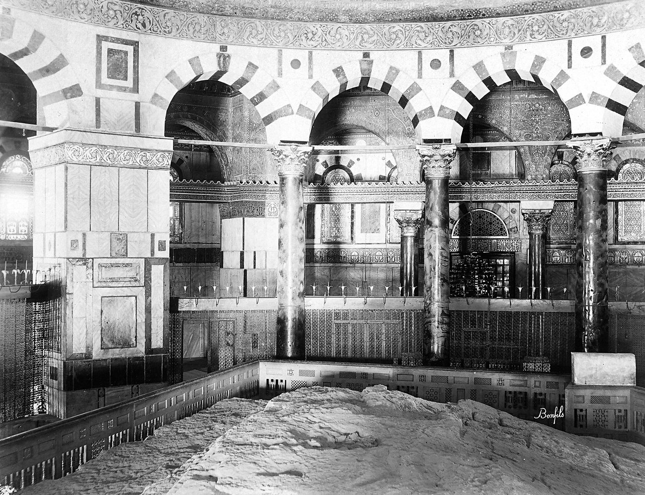 Interiér mešity Omar v Jeruzalémě. Dvě řady sloupů a mramorových sloupů obklopují skálu posvátnou pro Židy a muslimy od Félix Bonfils