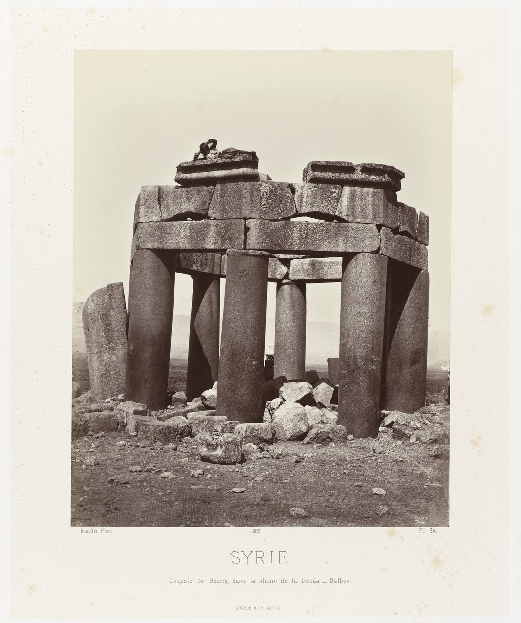 Muž op od qubba van Douris, nabij Baalbek Sýrie. Kopule Douris, v rovině Bekàa - Balbek (název na objektu) Starověká architektura: Egypt, Řecko, Malá Asie: Fotoalbum (název série) od Félix Bonfils