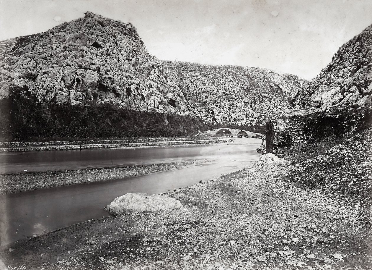 "Nahr el-Kalb" (řeka psa) mezi horami Libanonu, poblíž Bejrútu, v Palestině od Félix Bonfils