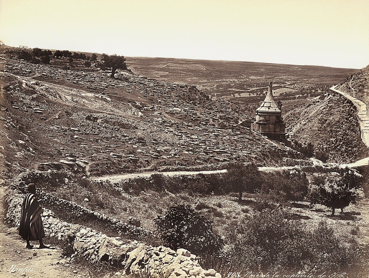 Panoramatický výhled na údolí Cedron nebo Josafat s hrobkou Absaloma na okraji Jeruzaléma. Mas se dívá na pohled z ulice od Félix Bonfils