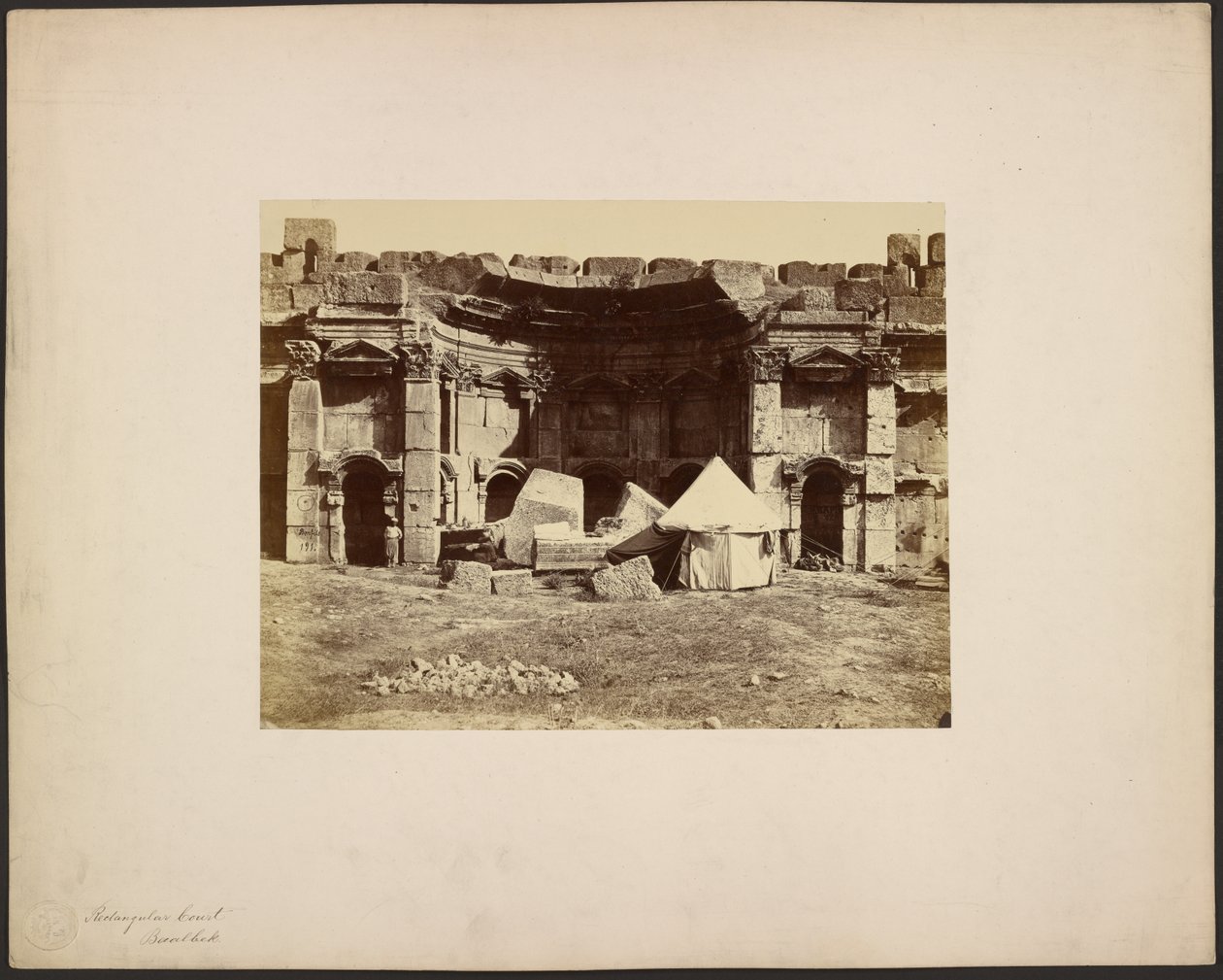 Obdélníkový dvůr, Baalbek od Félix Bonfils