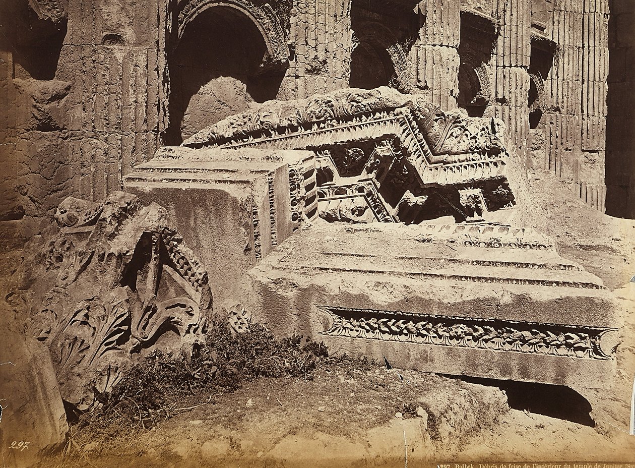 Ruiny vlysu z Jupiterova chrámu nebo chrámu Slunce, v archeologické zóně Heliopolis nebo Baalbek, starověké syrské město, nyní Libanon od Félix Bonfils