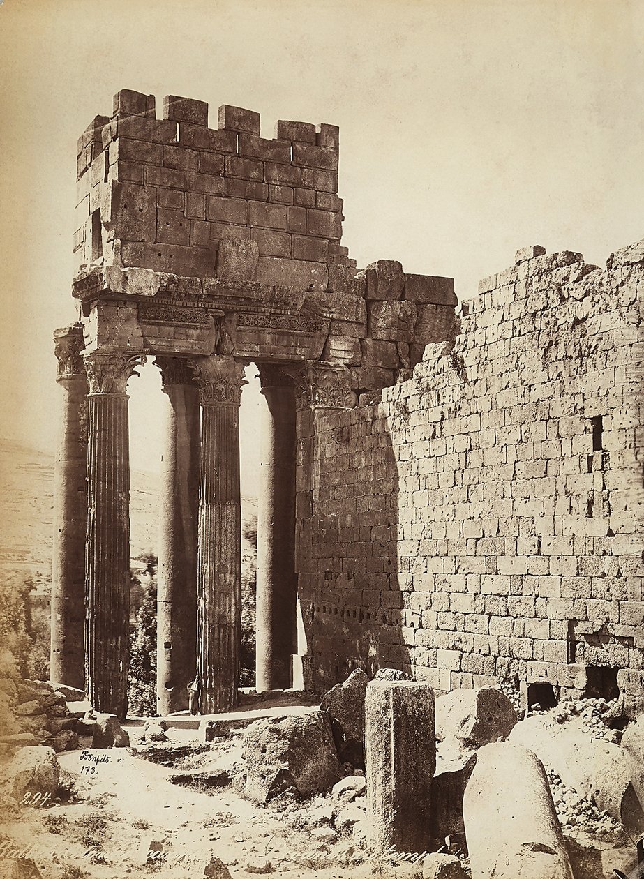 Ruiny chrámu Jupitera nebo Slunce, v archeologické zóně Heliopolis nebo Baalbek, starověké syrské město, nyní Libanon od Félix Bonfils
