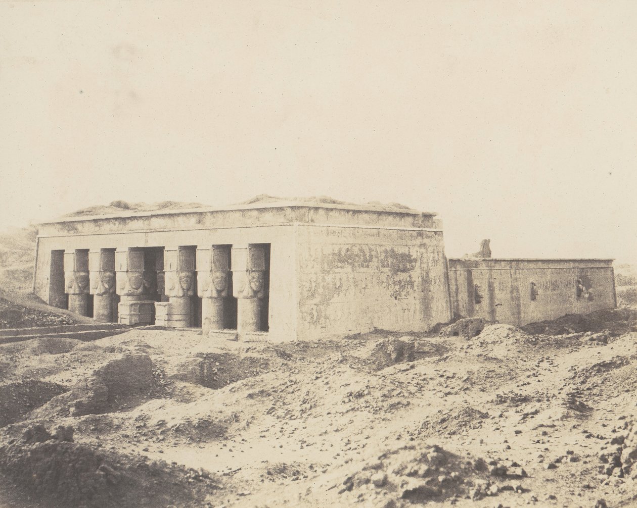 Dendera Tentyris, Athorův chrám - Celkový pohled, 1851-52, tištěno 1853-54. od Félix Teynard