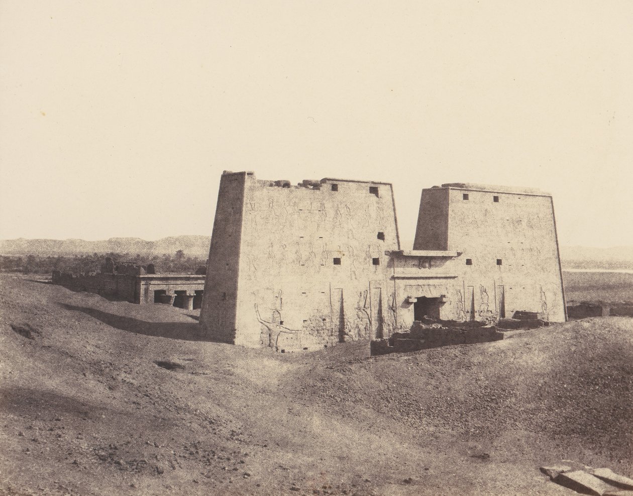 Edfu Apollonopolis Magna, Celkový pohled na chrám, 1851-52, vytištěno 1853-54. od Félix Teynard