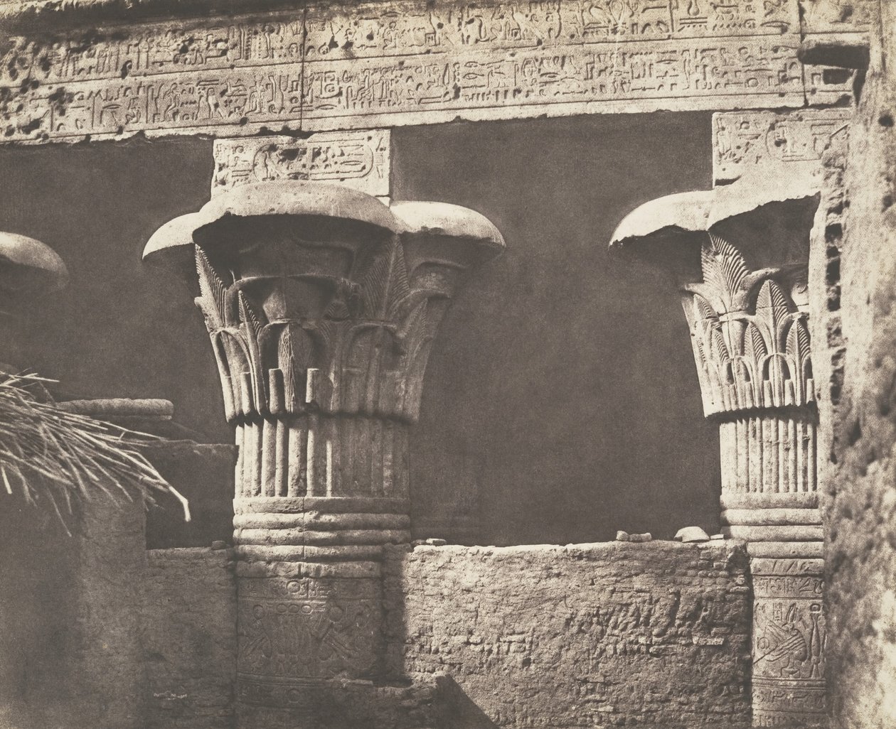 Esneh Latopolis, Sandy Construction - Architrave, Shafts and Capitals, 1851-52. od Félix Teynard