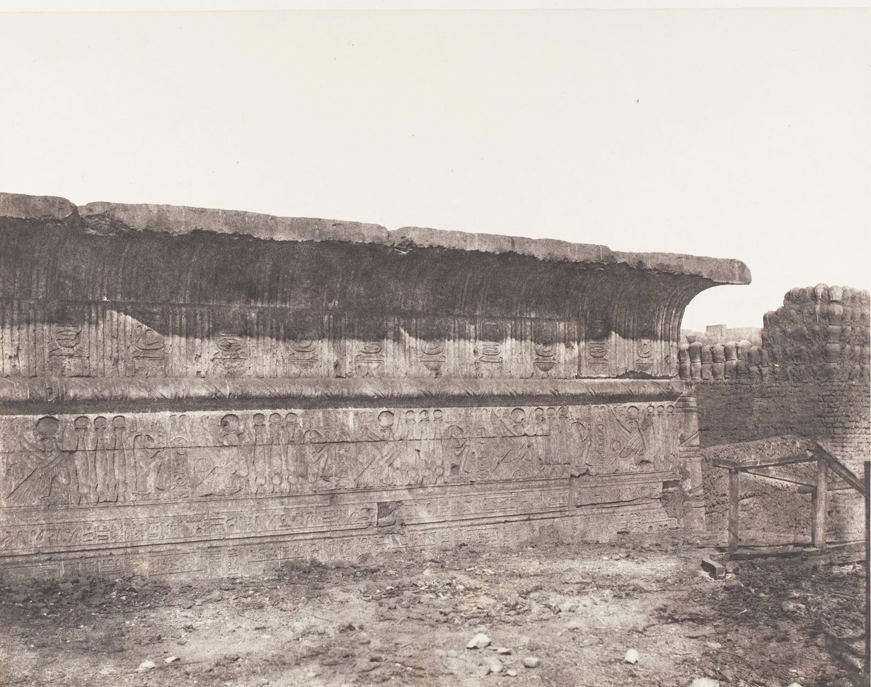 Esneh Latopolis, Sandy Construction - Venkovní stěna - Římsa..., 1851-52, tištěno 1853-54. od Félix Teynard