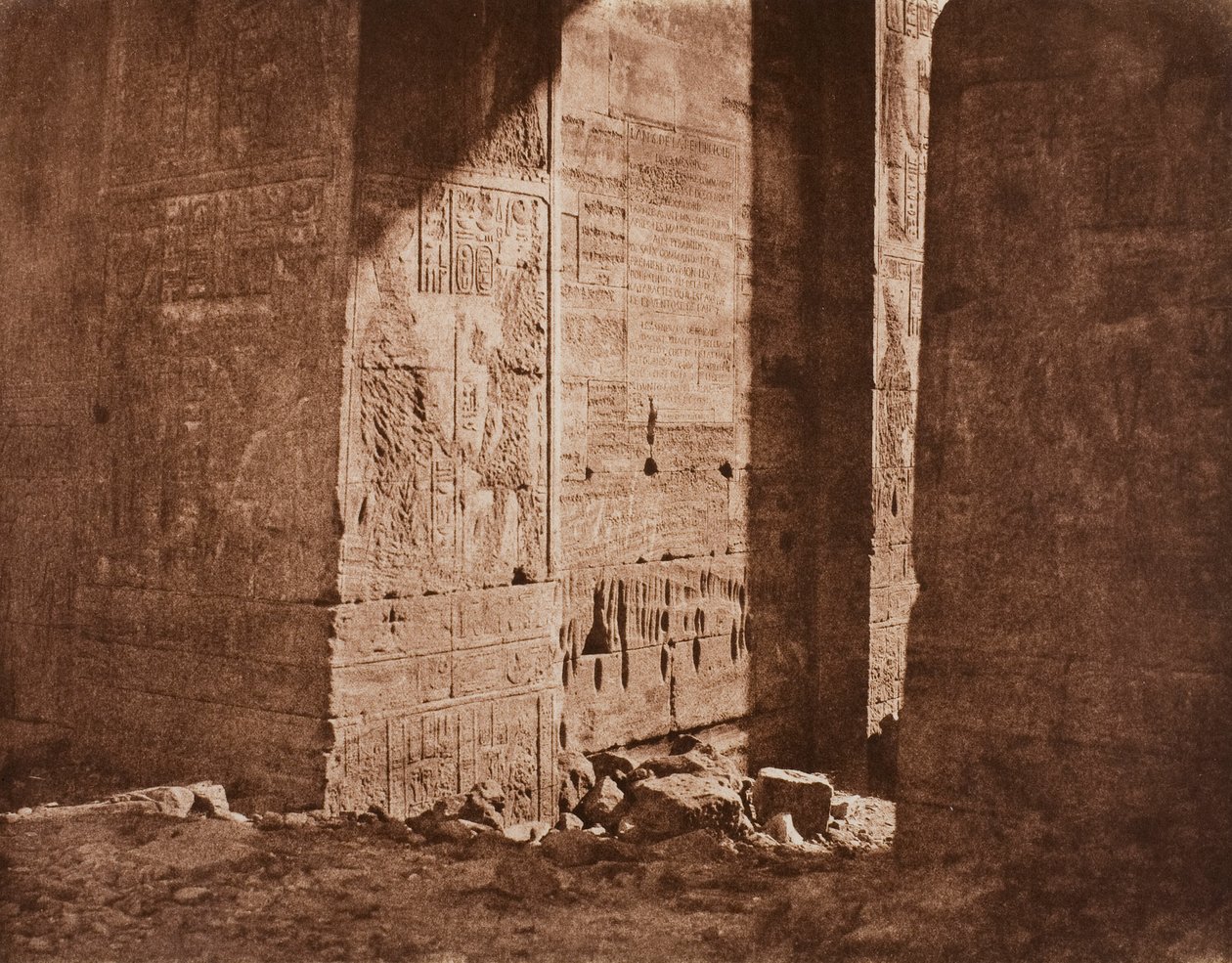 První pylon - francouzský nápis vytesaný na východním střílně v bodě H, ostrov Fila (Philae) od Félix Teynard