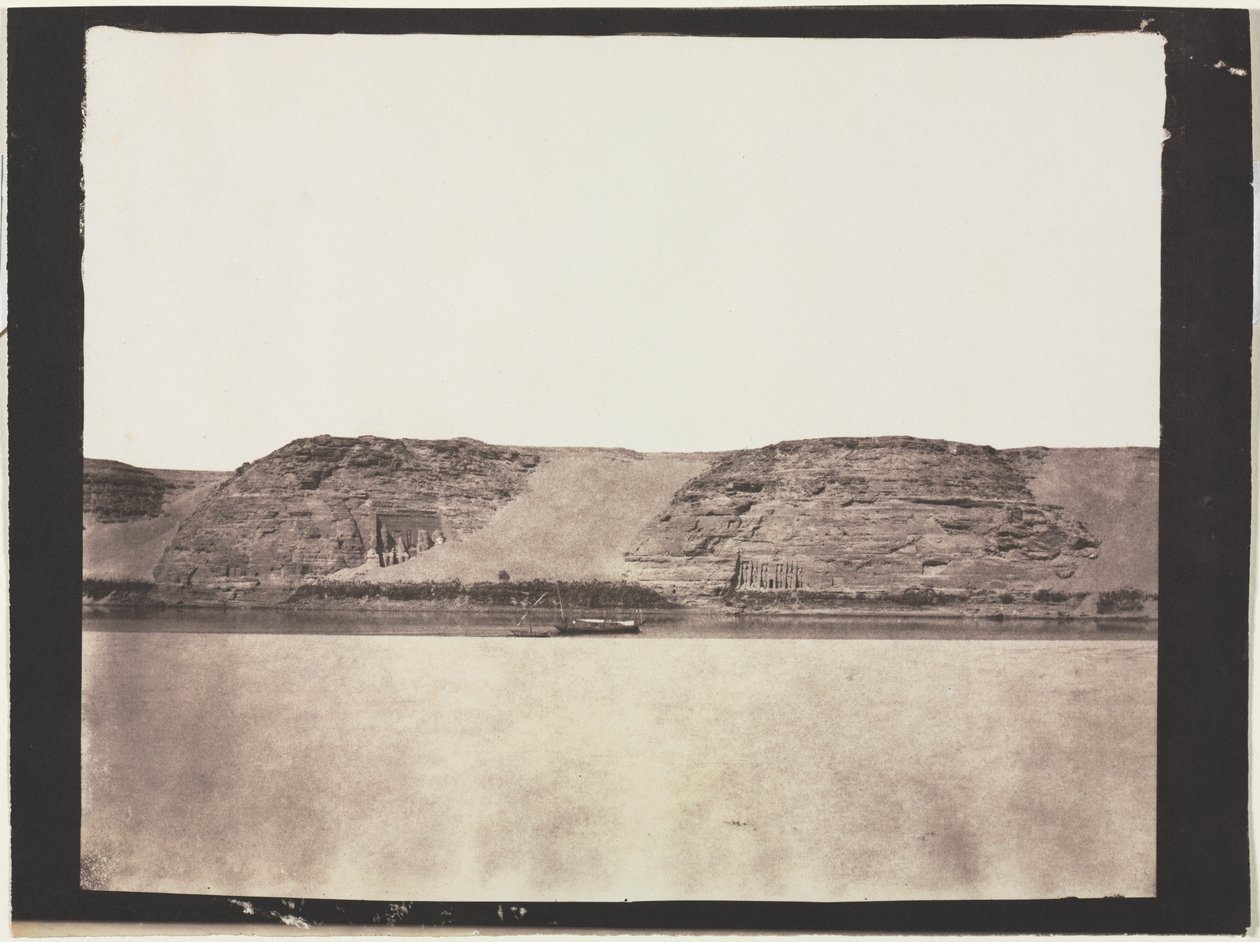 Celkový pohled na památky vytesané do skalního podloží s fotografovým Dahabieh. Abu Simbel od Félix Teynard