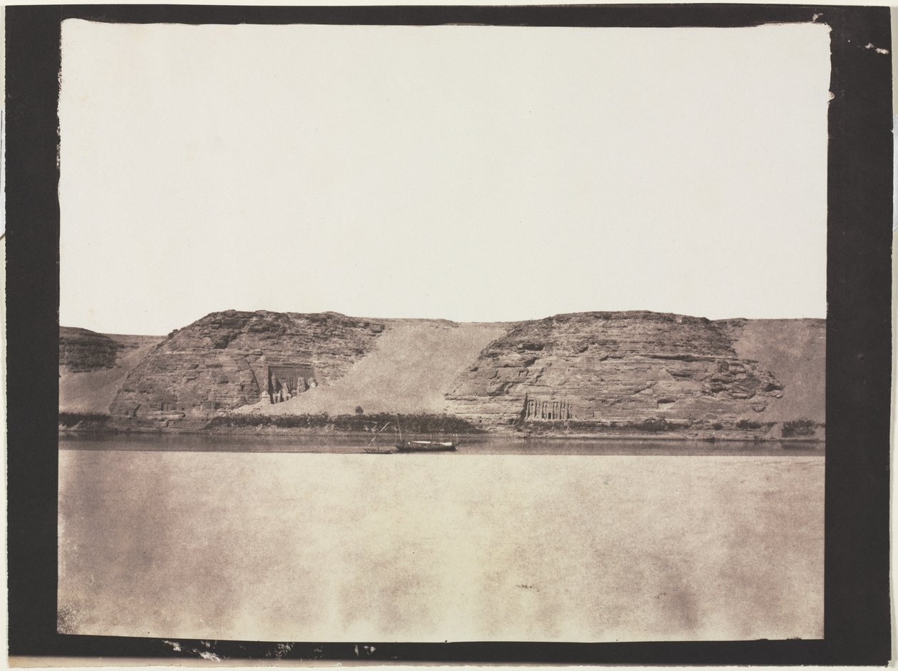 Celkový pohled na památky vytesané do skalního podloží s fotografy Dahabieh. Abu Simbel, 1851-1852. od Félix Teynard