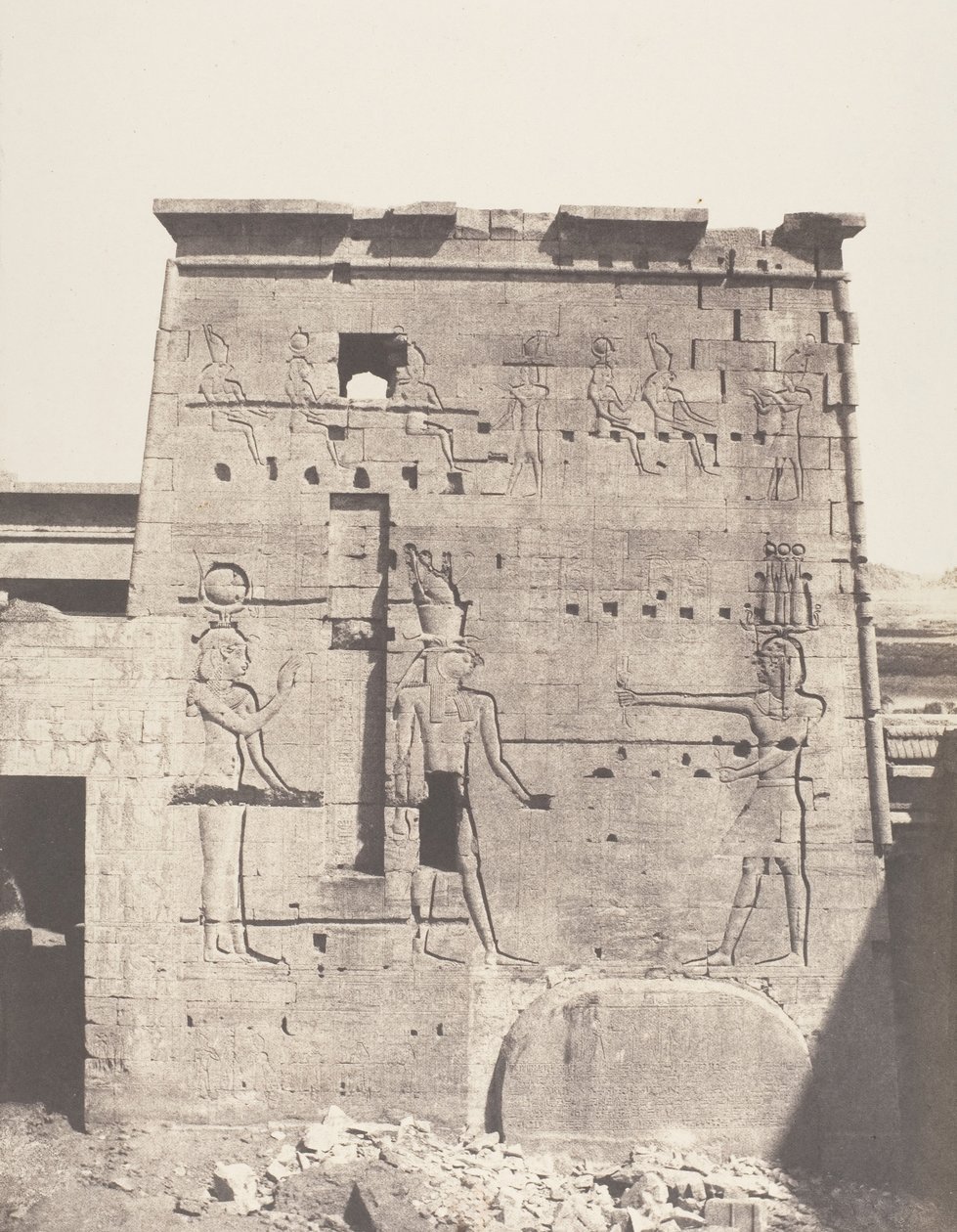 Ostrov Fileh Philæ, druhý pylon - východní část při pohledu z Pla..., 1851-52, tištěno 1853-54. od Félix Teynard