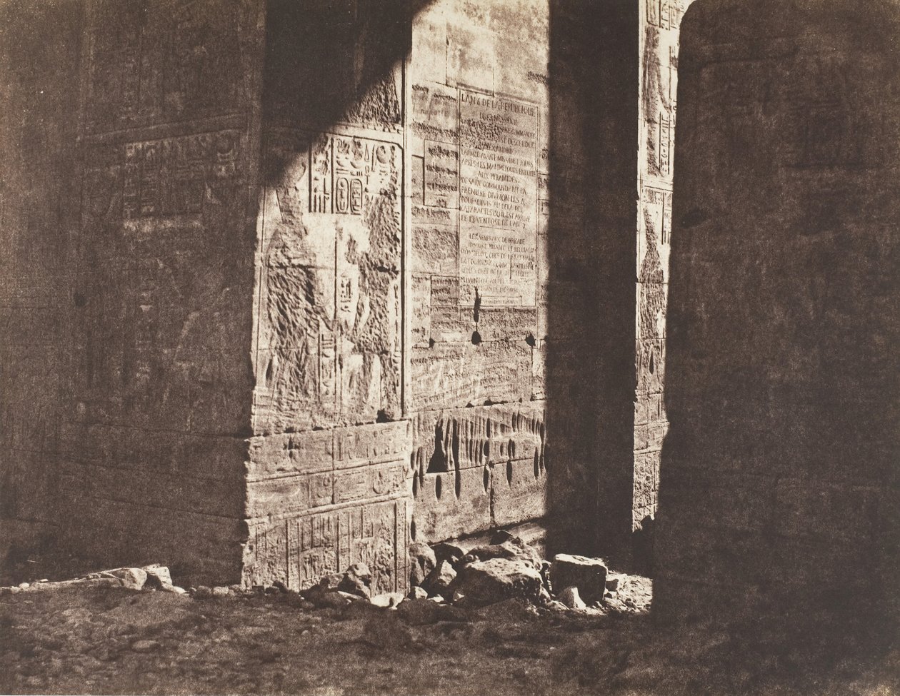 Ostrov Fileh Philæ, první pylon, francouzský nápis vyrytý na Ori..., 1851-52. od Félix Teynard