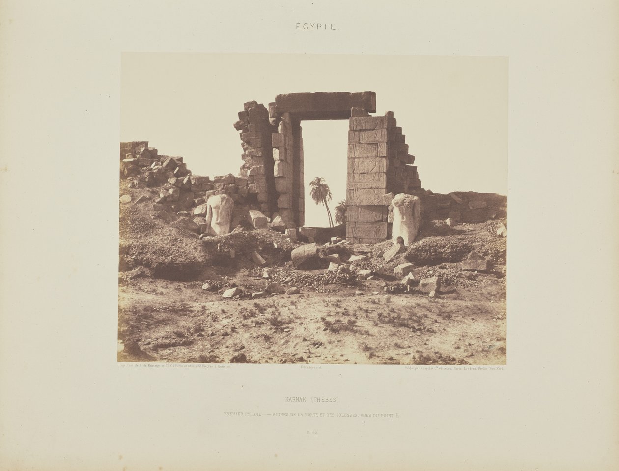 Karnak (Théby). První pylon - Ruiny brány a kolosů, pohled z bodu E od Félix Teynard