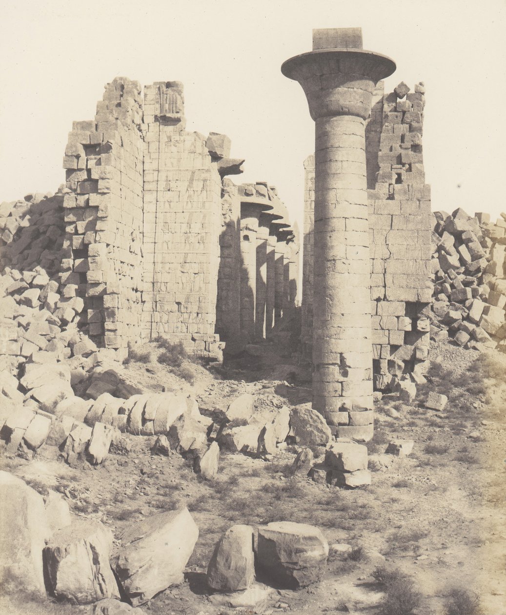 Karnak Théby, nádvoří paláce - pohled převzatý z bodu I, 1851-52, vytištěno 1853-54. od Félix Teynard