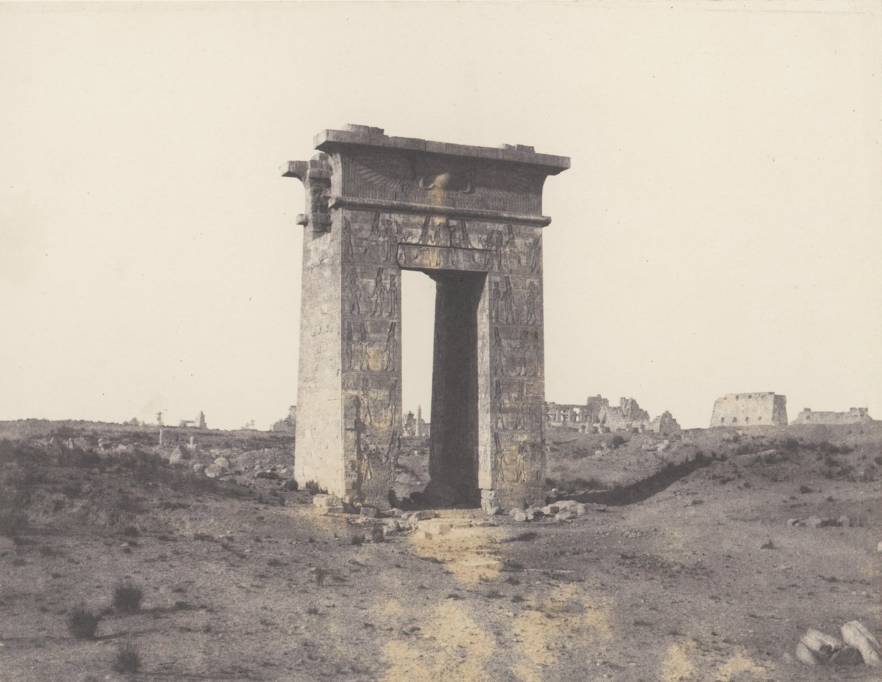 Karnak Théby, Velká severní brána při pohledu z bodu X, 1851-52, vytištěno 1853-54. od Félix Teynard