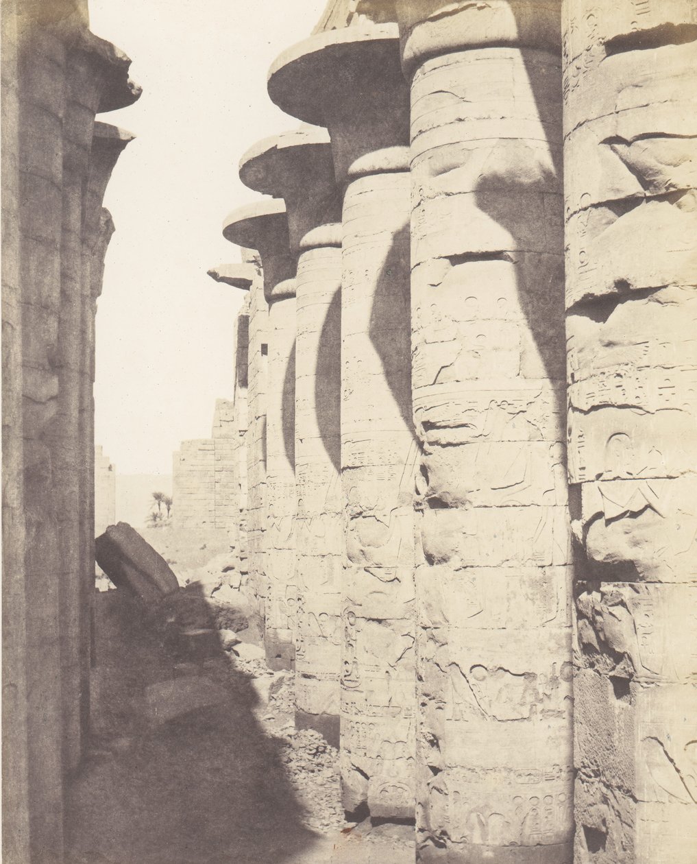 Karnak Théby, Palác - Sloupová síň - Centrální kolonáda Pohled z ..., 1851-52, tištěno 1853-54. od Félix Teynard