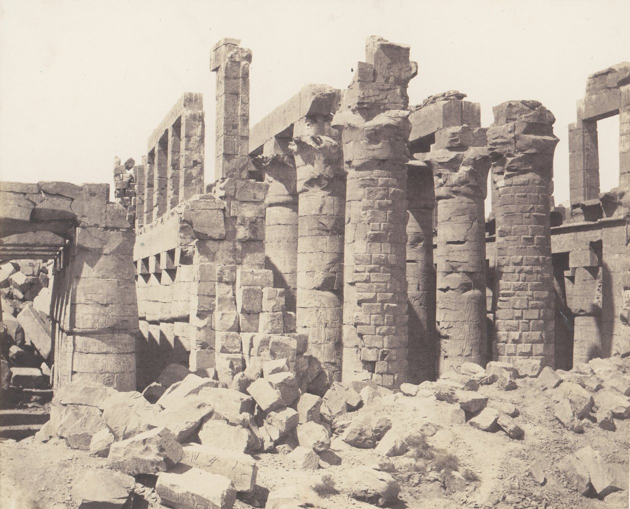Karnak Théby, Palác - Hypostyle Hall - Celkový pohled převzatý z Point Q, 1851-52, tištěný 1853-54. od Félix Teynard