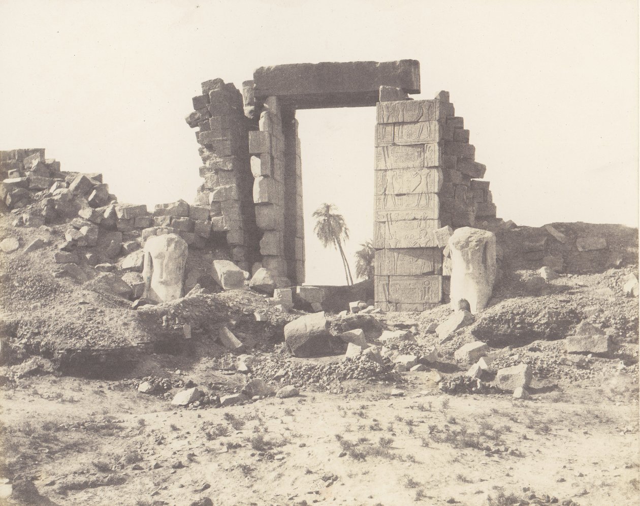 Karnak Théby, První pylon – Ruiny brány a kolosů, ..., 1851-52, vytištěno 1853-54. od Félix Teynard