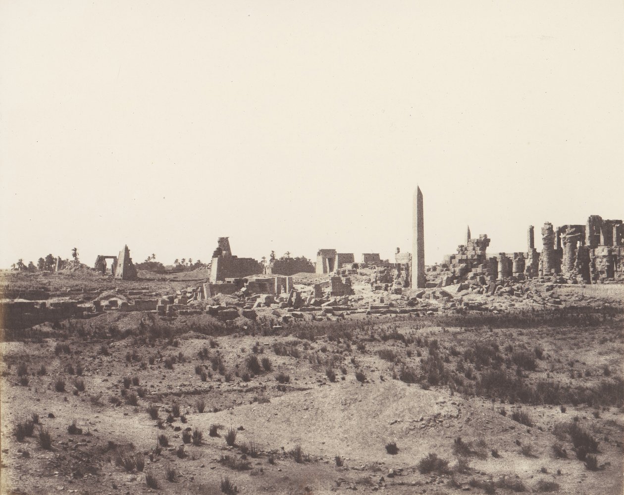 Karnak Théby, Celkový pohled na ruiny převzatý ze severovýchodu, v V, 1851-52, vytištěno 1853-54. od Félix Teynard