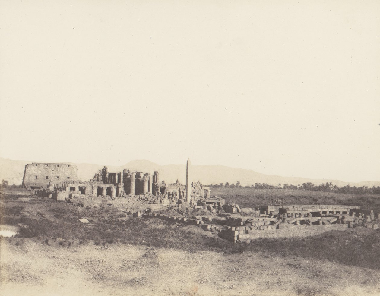 Karnak Théby, Celkový pohled na ruiny převzatý z jihovýchodu, v T, 1851-52, vytištěno 1853-54. od Félix Teynard