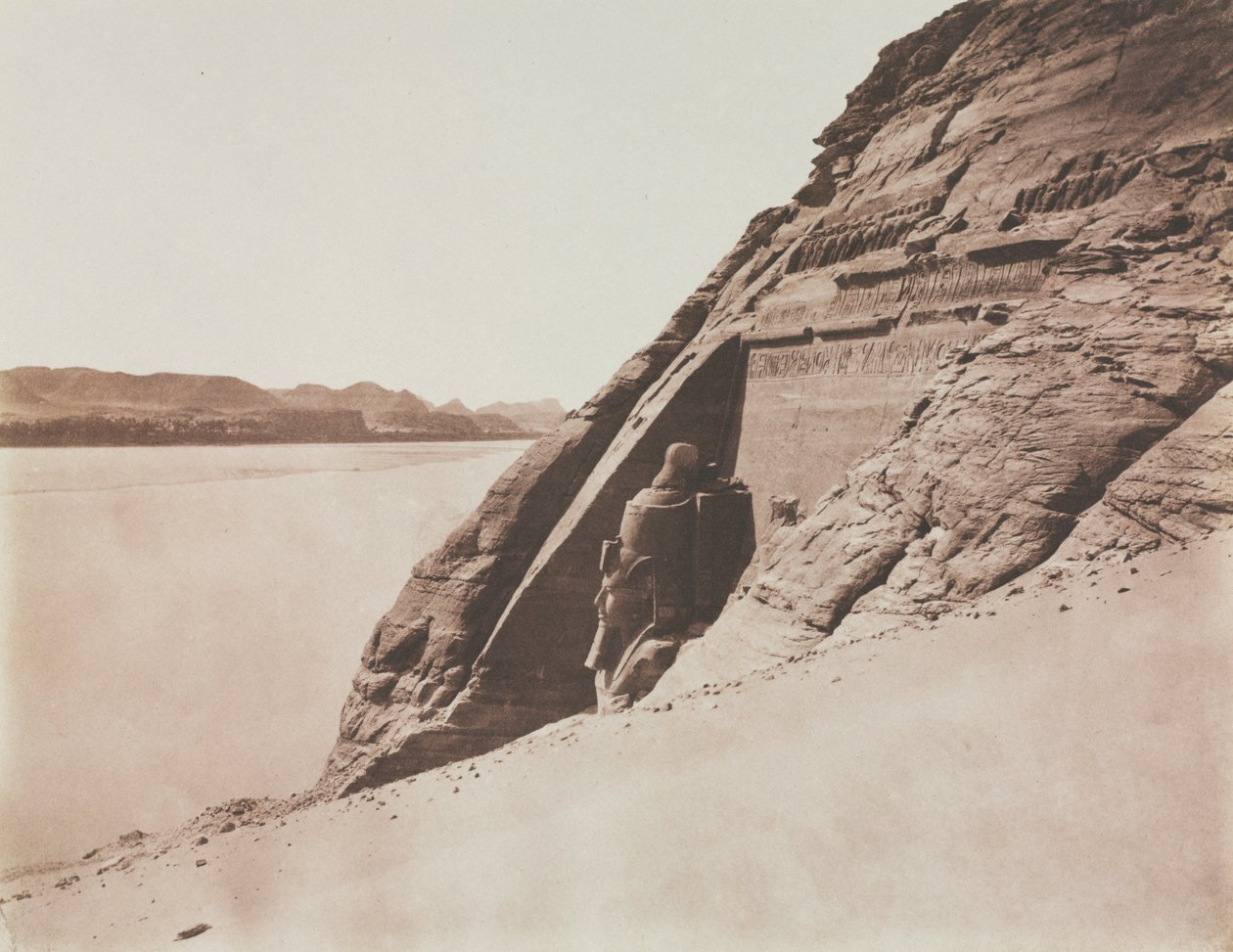 Large Speos – pohled z chrámu Sand Slope of Ramesses II, Abu Simbel, 1851-1852. od Félix Teynard