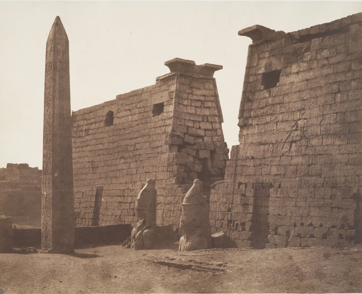 Luxor Théby, dřívější stavba - Kolosový pylon a obelisk, 1851-52. od Félix Teynard