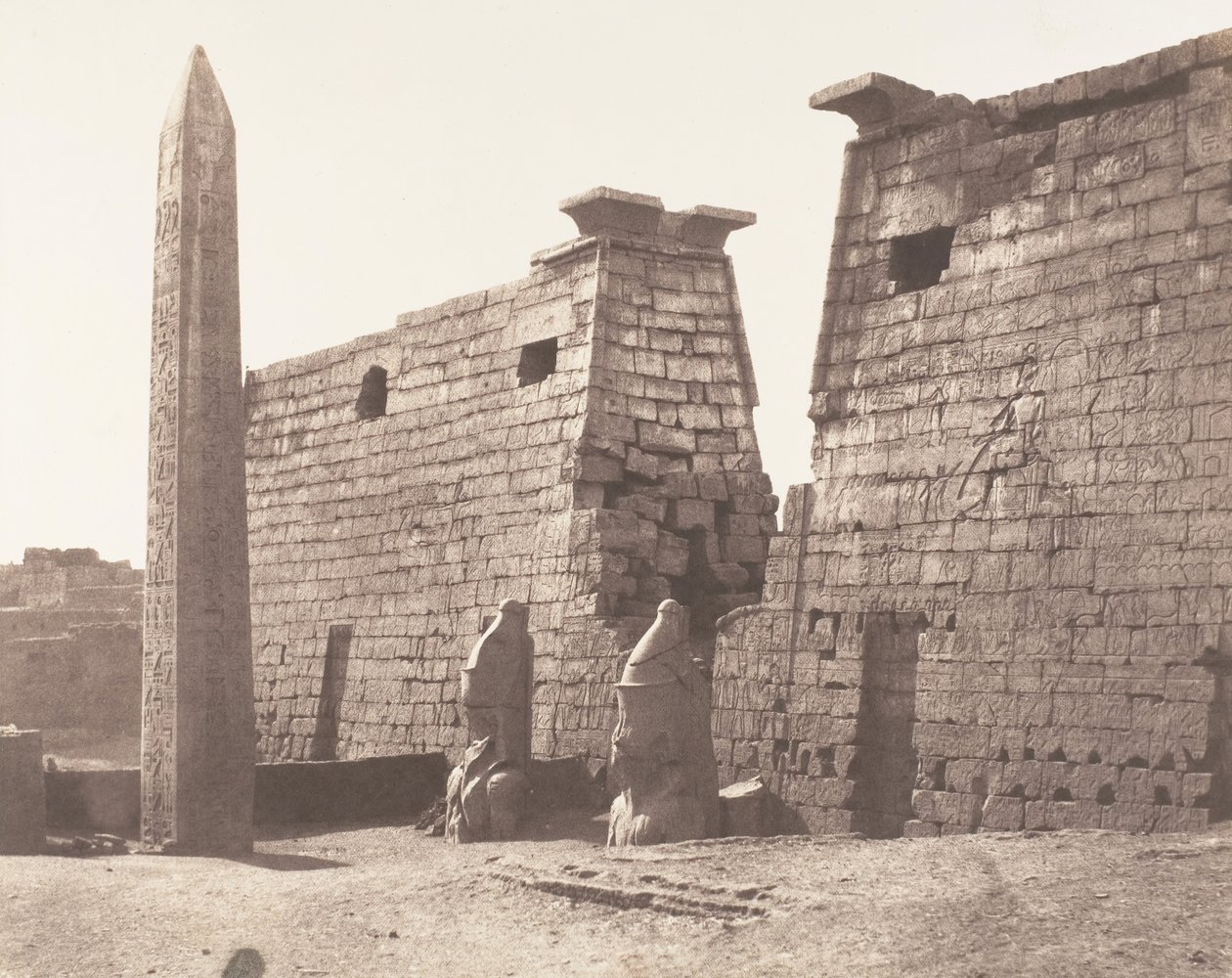 Louksor Théby, přední stavba - pylon, kolosy a obelisk, 1851-52, tištěno 1853-54. od Félix Teynard