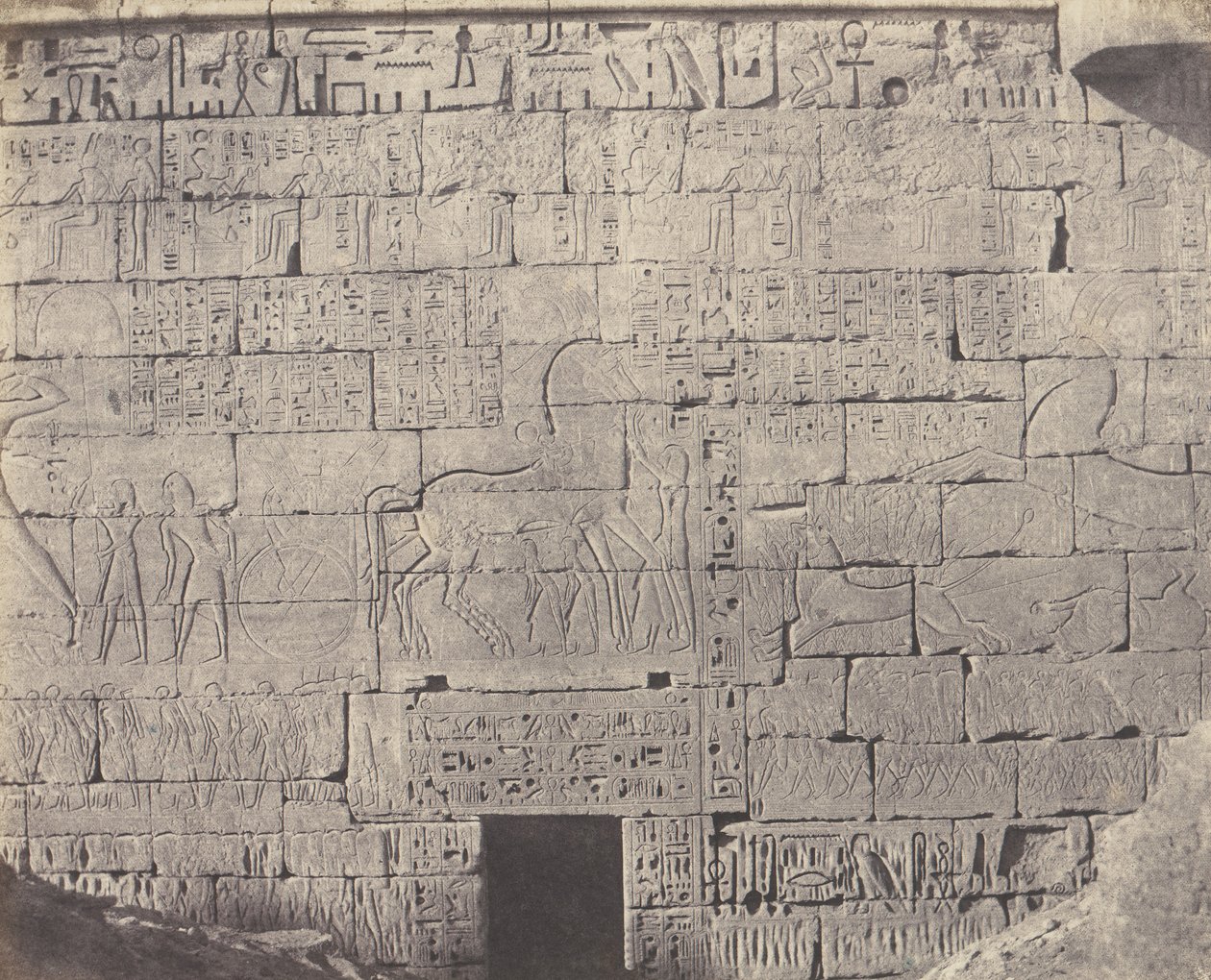 Medinet-Abou Thebes, Constructions Posteriores - Fragment de Sculpt..., 1851-52, tištěno 1853-54. od Félix Teynard