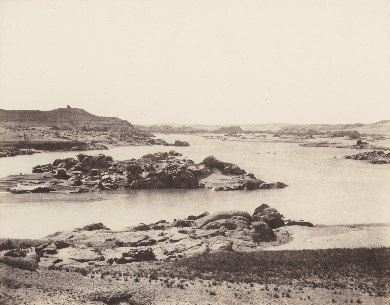 První šedý zákal, celkový pohled z jižního bodu Il..., 1851-52, tištěno 1853-54. od Félix Teynard