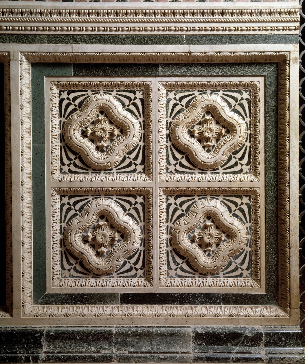 Detail mramorové stěny podpírající mramorovou kazatelnu od Florentine School