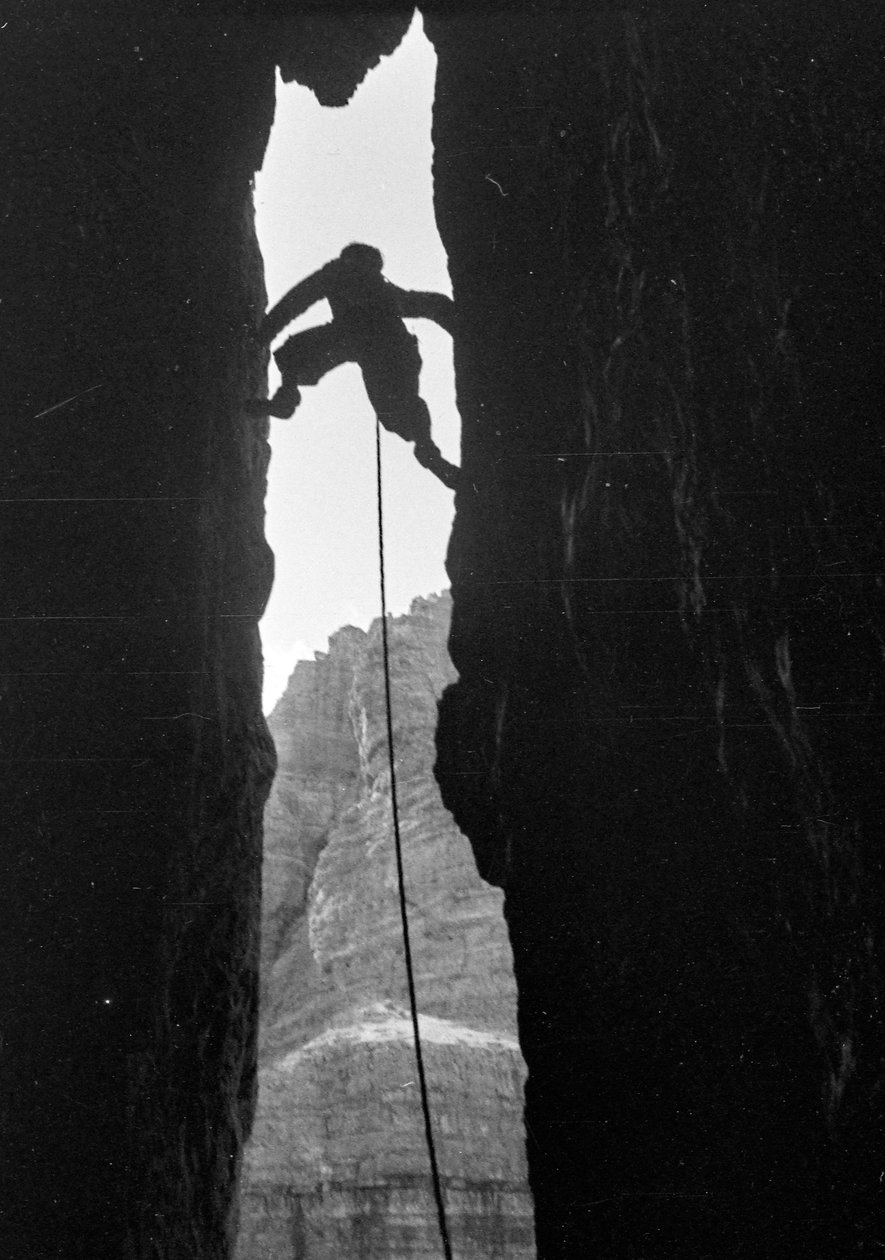 Dolomity: horolezec v Dülferu na Cima Grande di Lavaredo od Fosco Maraini