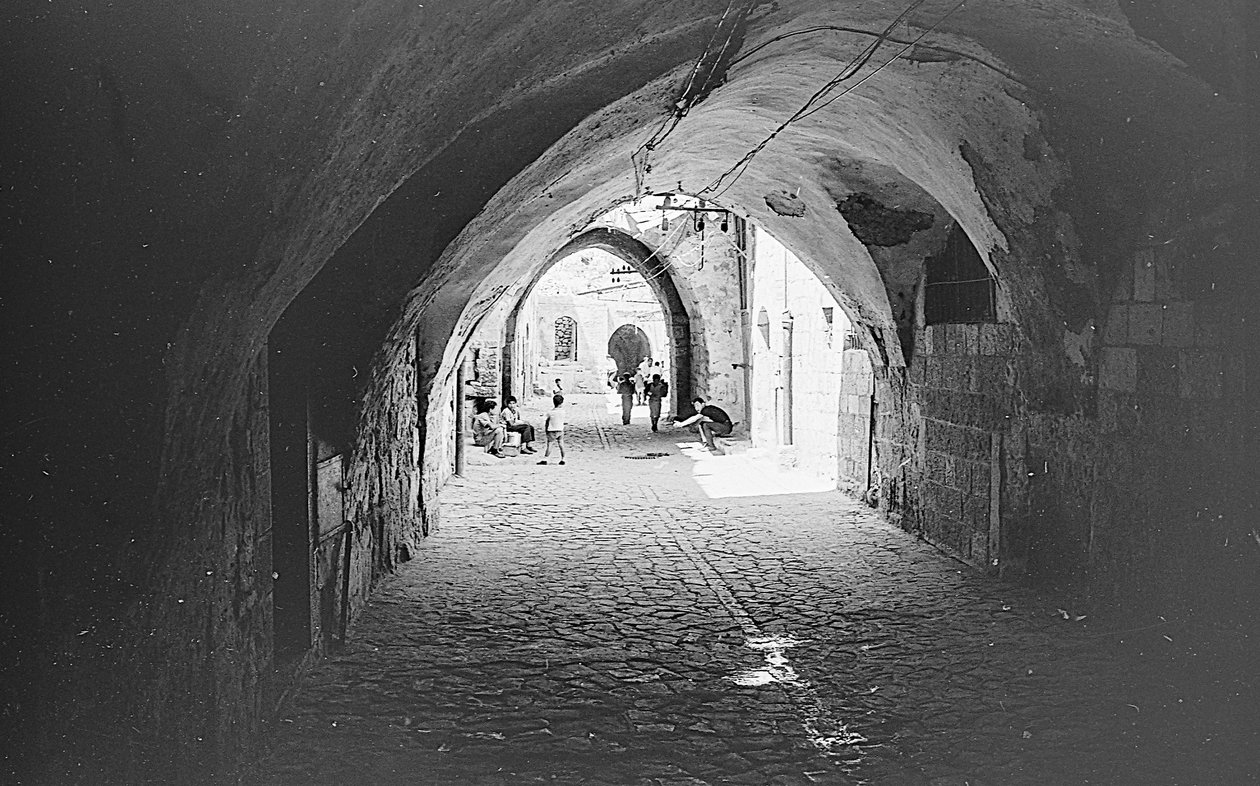 Cesta v souks jeruzalémského Starého města od Fosco Maraini