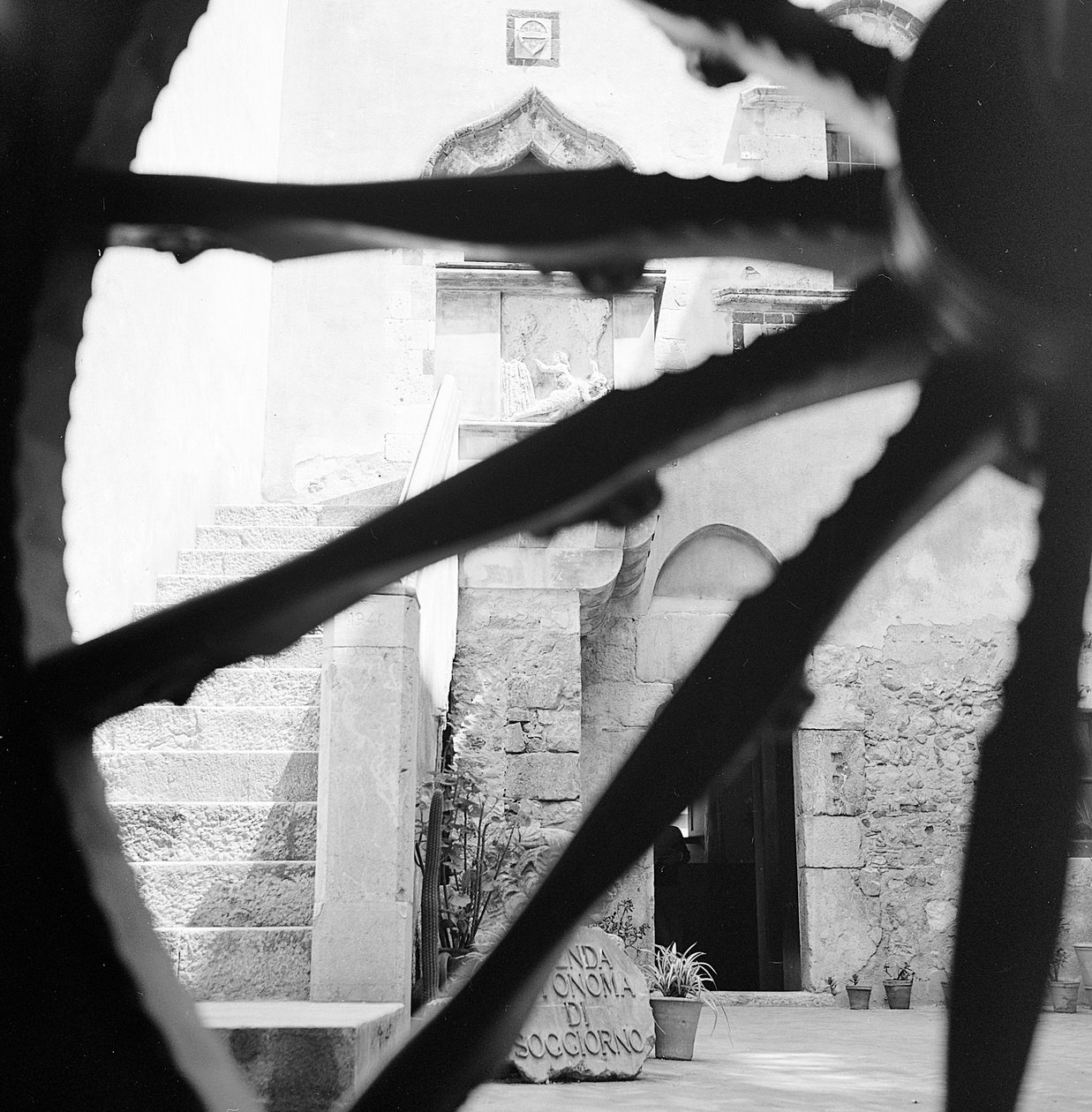 Saracénský hrad Taormina, Sicílie od Fosco Maraini